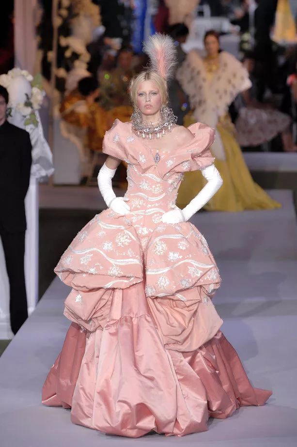 鞠萍姐姐年轻时候,鞠萍姐姐年轻的时候长什么样子