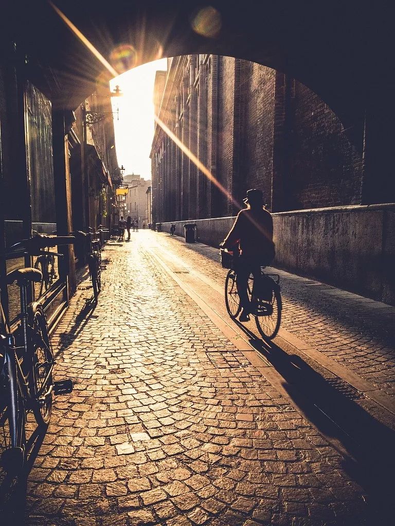 夜话丨柯灵:你还记得小时候家门口的巷弄吗?