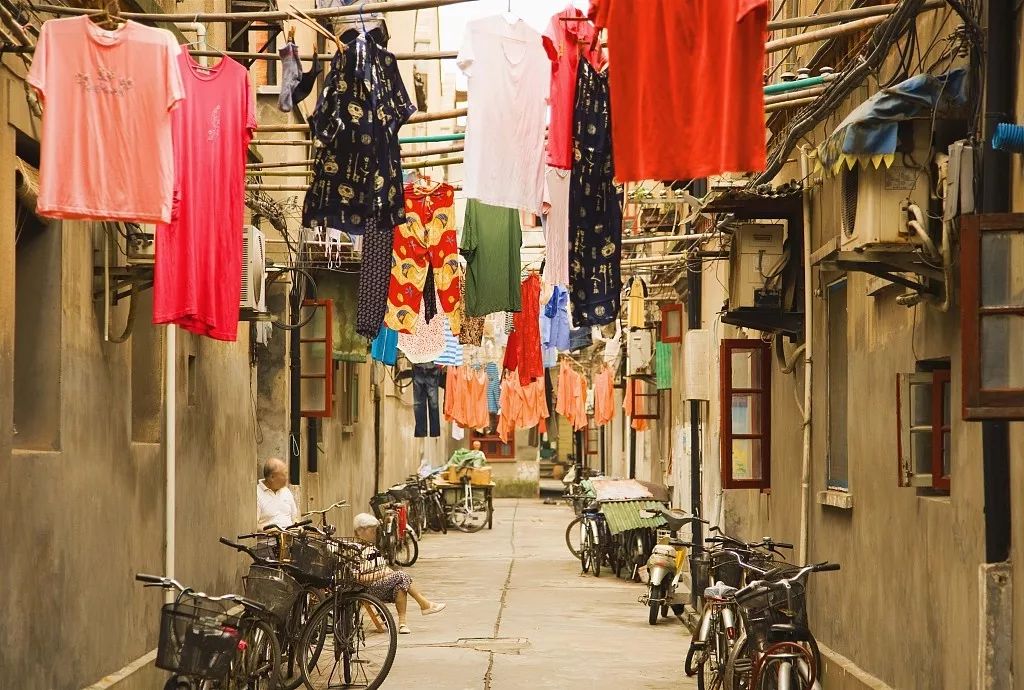 夜话丨柯灵:你还记得小时候家门口的巷弄吗?