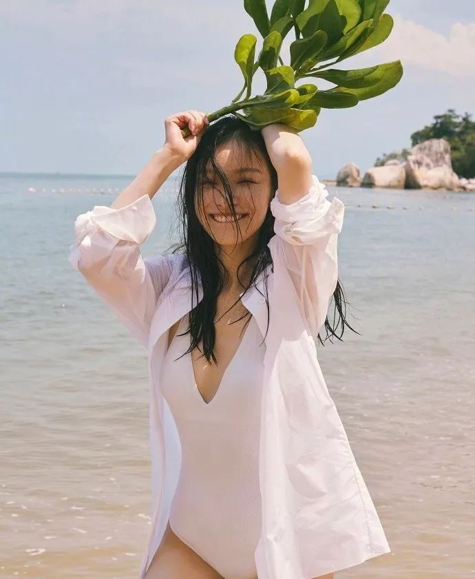 倪妮泳装“湿身”撩人；陈冠希“炒鞋”引群架；无印良品搞装修