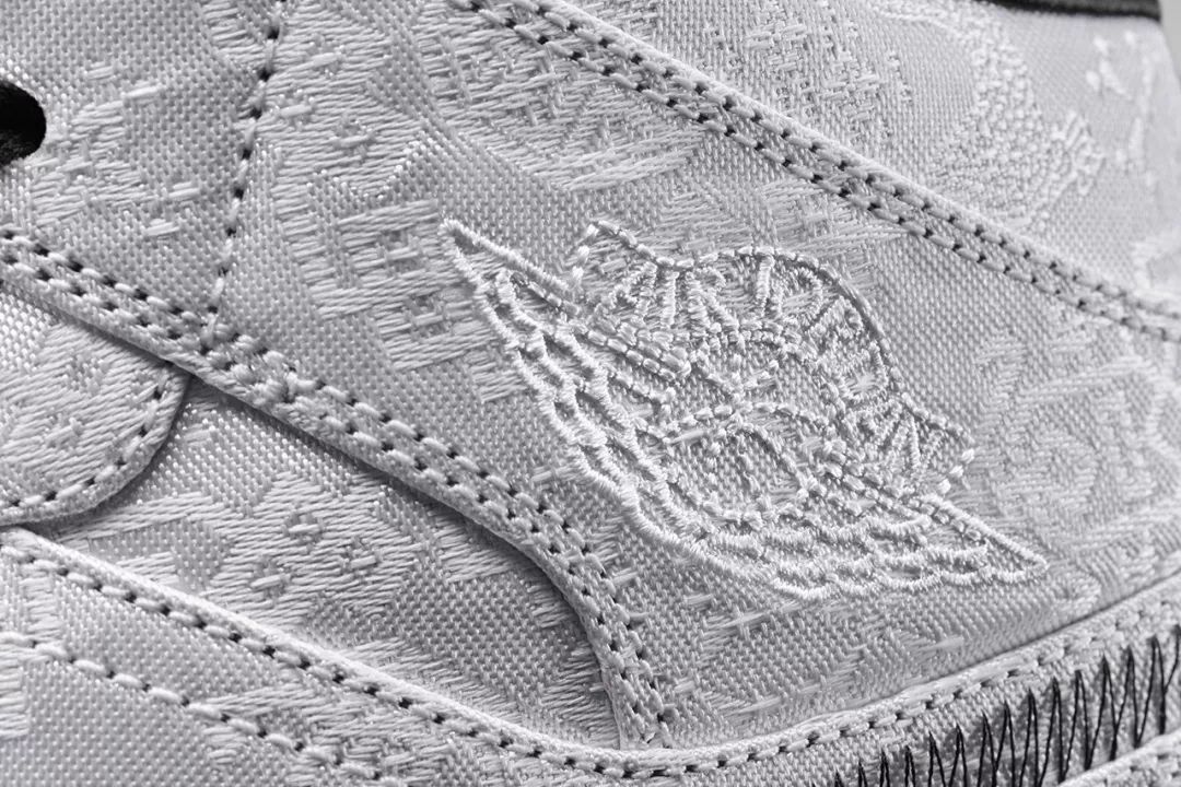 倪妮泳装“湿身”撩人；陈冠希“炒鞋”引群架；无印良品搞装修