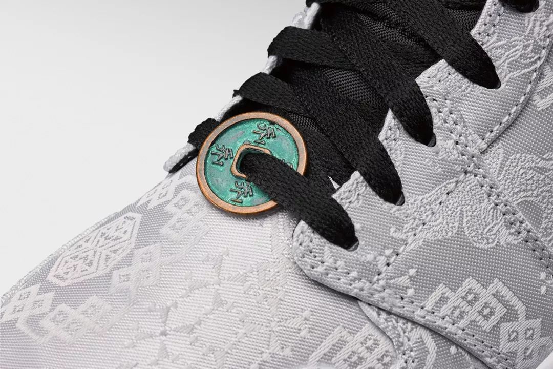 倪妮泳装“湿身”撩人；陈冠希“炒鞋”引群架；无印良品搞装修