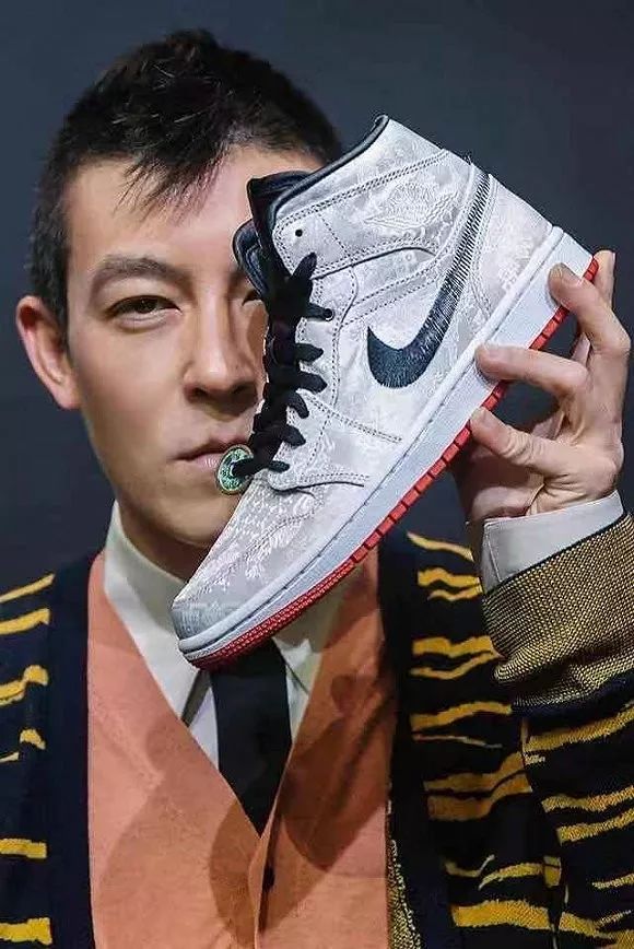 倪妮泳装“湿身”撩人；陈冠希“炒鞋”引群架；无印良品搞装修