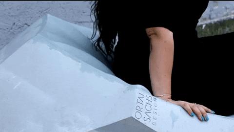 倪妮泳装“湿身”撩人；陈冠希“炒鞋”引群架；无印良品搞装修