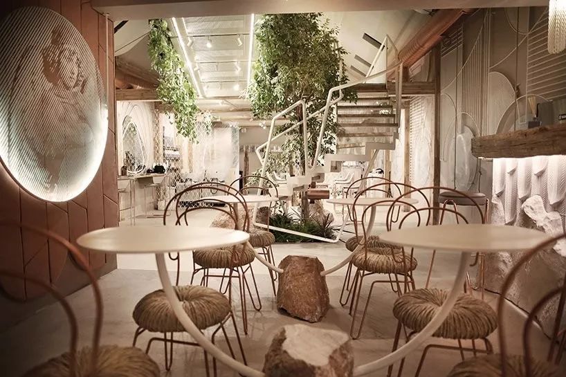 倪妮泳装“湿身”撩人；陈冠希“炒鞋”引群架；无印良品搞装修