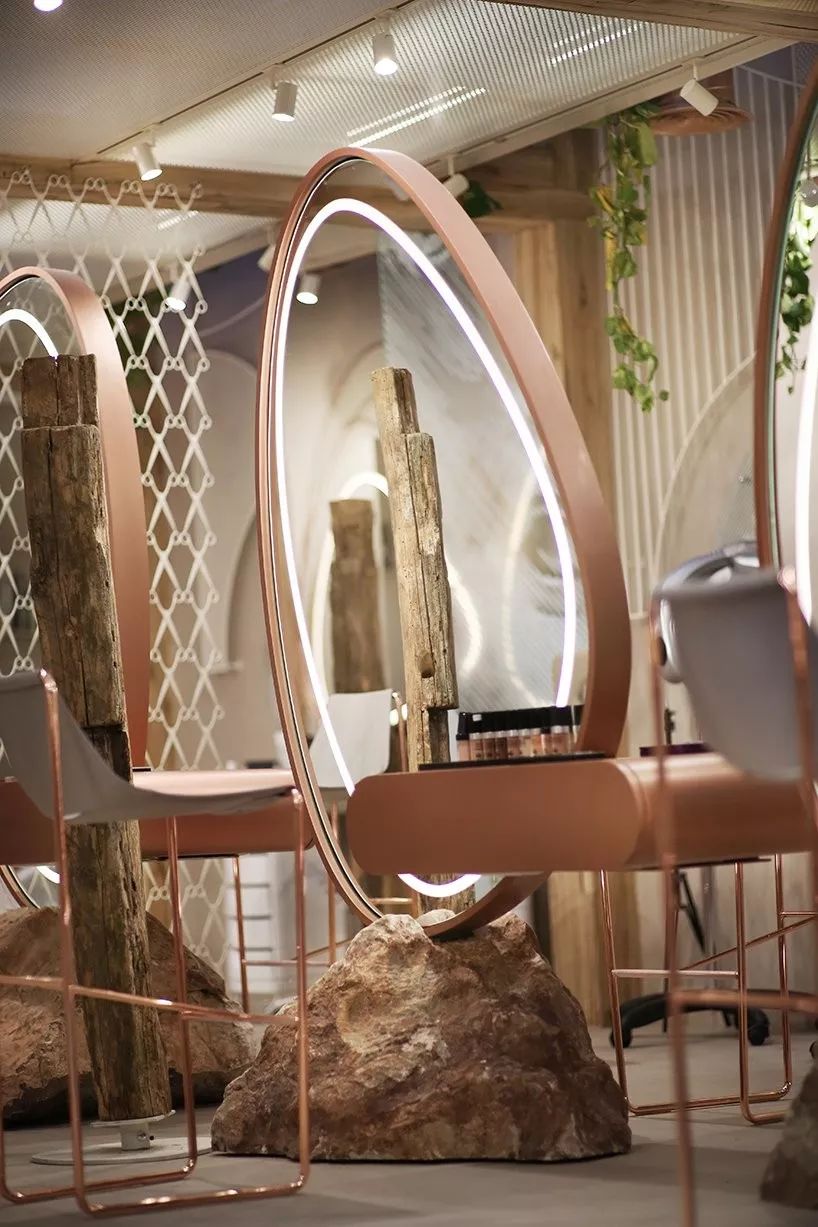 倪妮泳装“湿身”撩人；陈冠希“炒鞋”引群架；无印良品搞装修