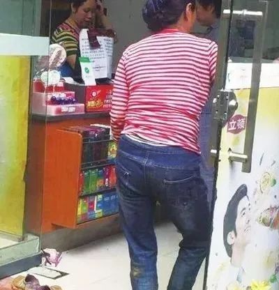 64岁陈道明偶遇84岁牛犇：不经意的动作，暴露了他真正的教养