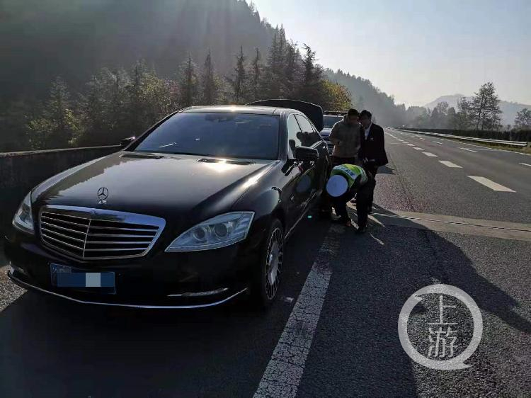 急坏了！接新娘途中婚车在高速路爆胎，不会修怎么办……