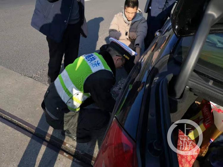 急坏了！接新娘途中婚车在高速路爆胎，不会修怎么办……