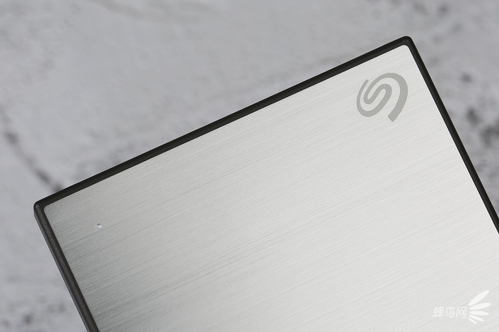 希捷硬盘睿翼系列和铭系列哪个好,希捷铭桌面移动硬盘测评