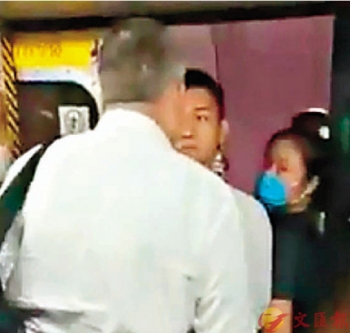 香港黄记被法国警察炸伤还赞好温柔梁振英批:洋奴心态