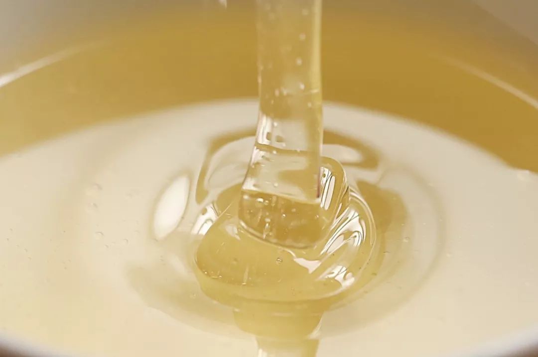 向大学蜂蜜研究所定制了一罐枇杷冬蜜,甜甜润润杏仁香