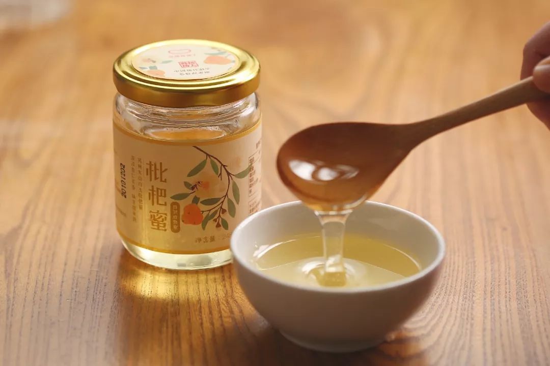 向大学蜂蜜研究所定制了一罐枇杷冬蜜,甜甜润润杏仁香