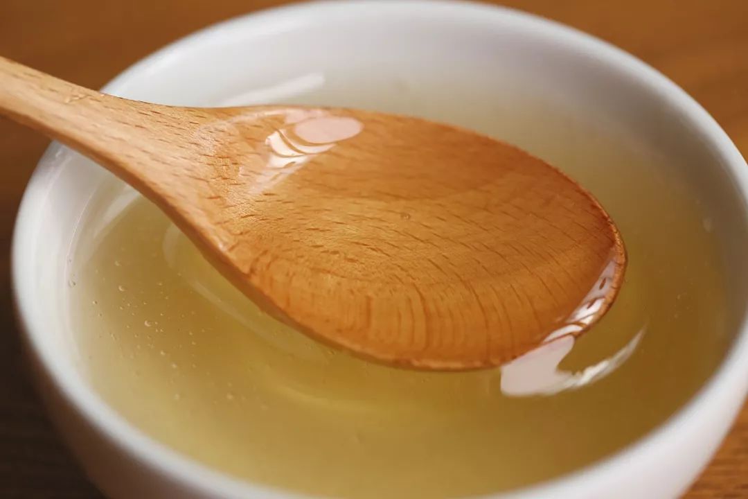 向大学蜂蜜研究所定制了一罐枇杷冬蜜,甜甜润润杏仁香