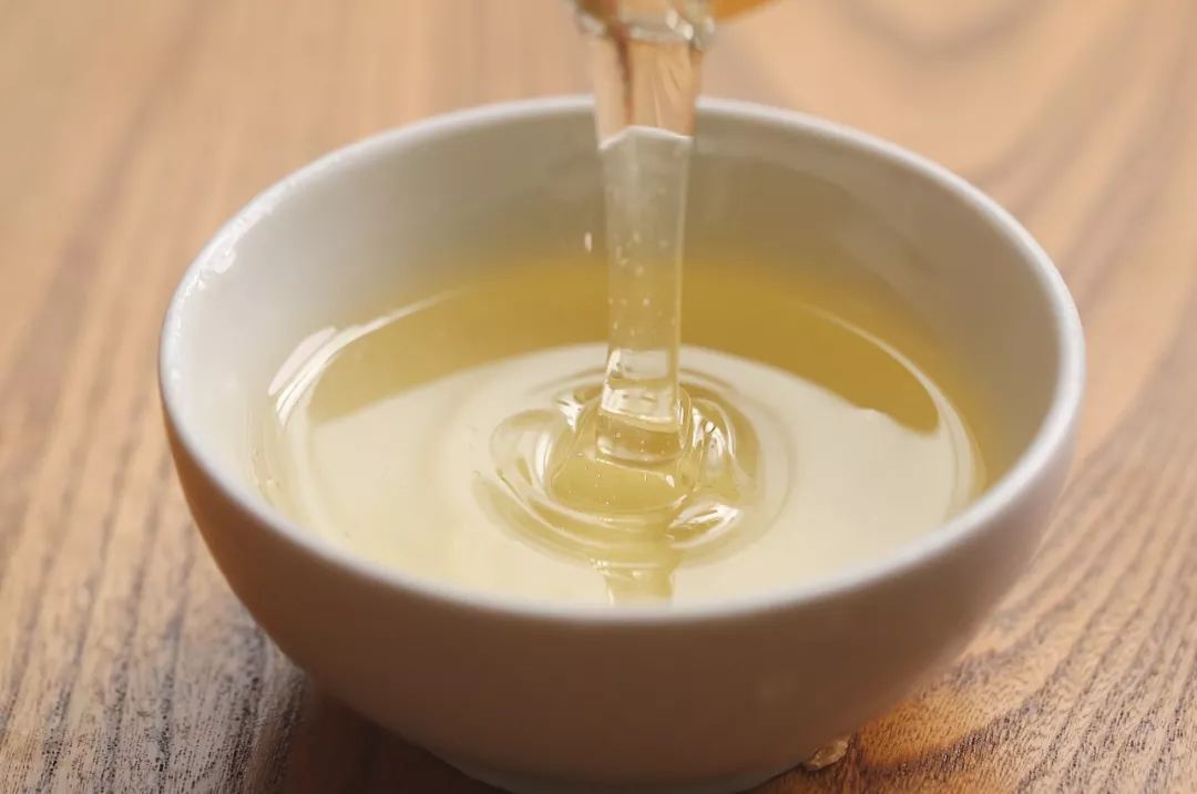 向大学蜂蜜研究所定制了一罐枇杷冬蜜,甜甜润润杏仁香