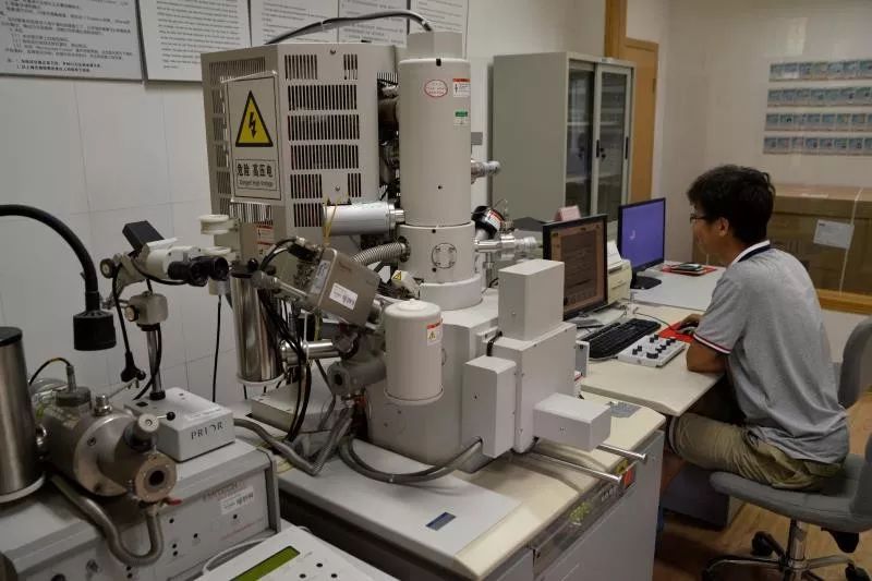 向大学蜂蜜研究所定制了一罐枇杷冬蜜,甜甜润润杏仁香