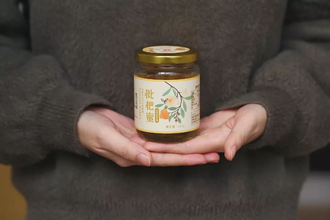 向大学蜂蜜研究所定制了一罐枇杷冬蜜,甜甜润润杏仁香