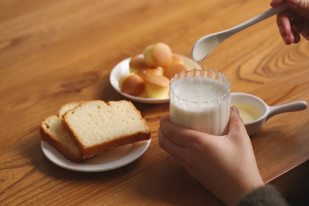 向大学蜂蜜研究所定制了一罐枇杷冬蜜,甜甜润润杏仁香