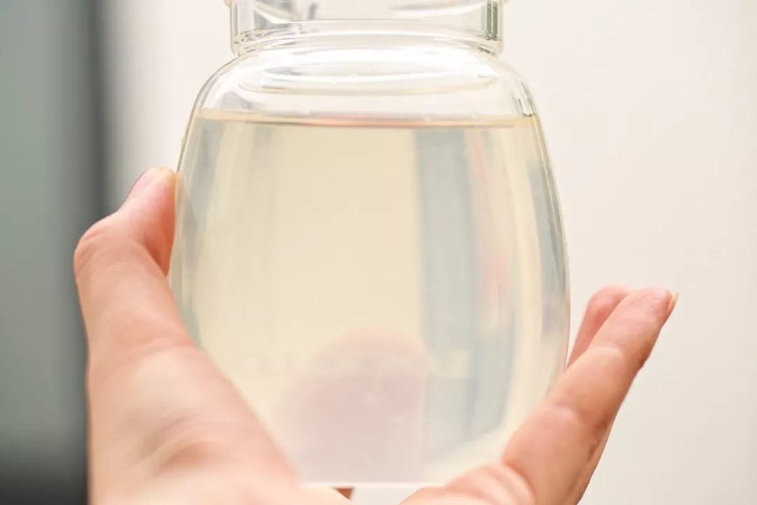 向大学蜂蜜研究所定制了一罐枇杷冬蜜,甜甜润润杏仁香