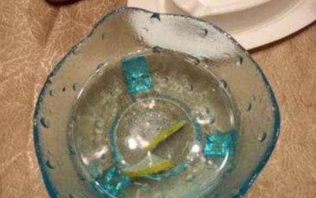 仪陇人：吃西餐前服务员送来的柠檬水，这可不是用来喝的