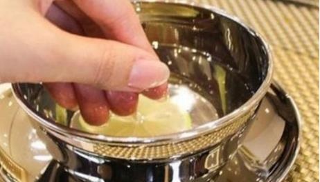 仪陇人:吃西餐前服务员送来的柠檬水,这可不是用来喝的