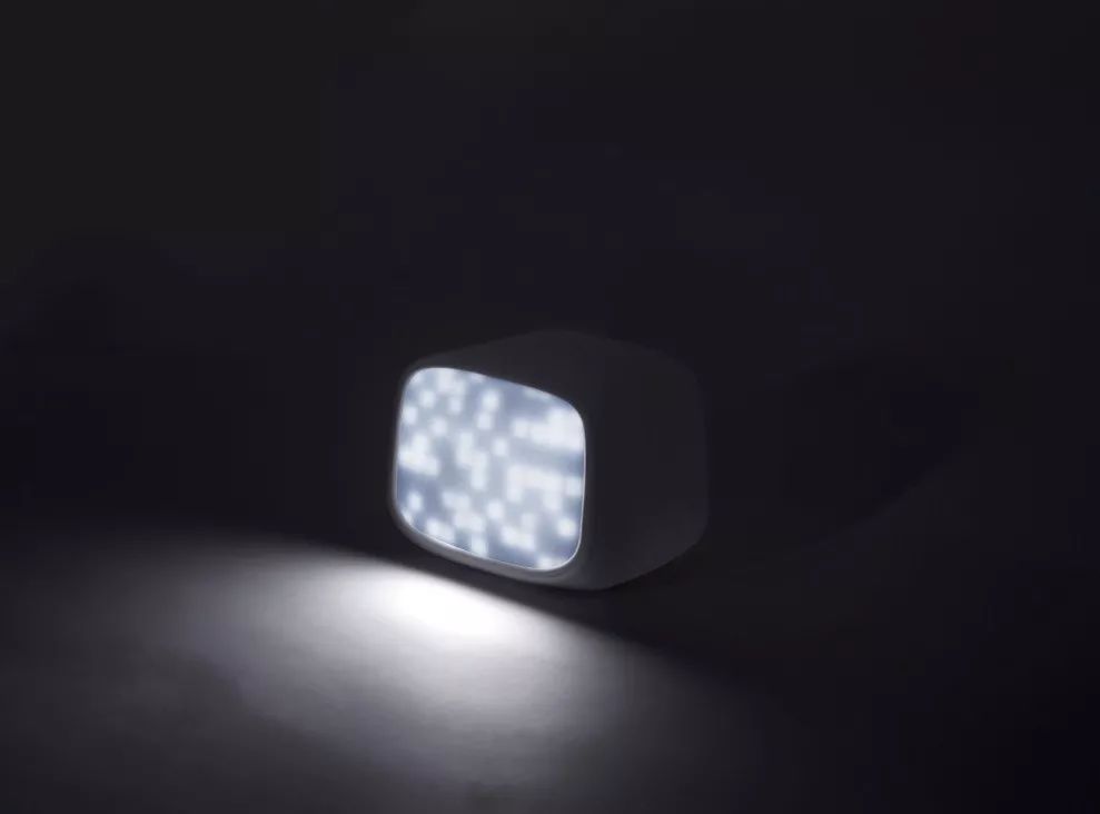 这个遥控器叫“挤粉刺”，按的时候就像我们在挤自己的青春痘