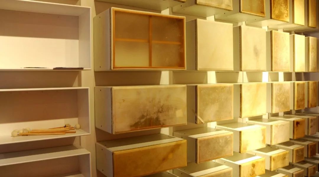 这个遥控器叫“挤粉刺”，按的时候就像我们在挤自己的青春痘