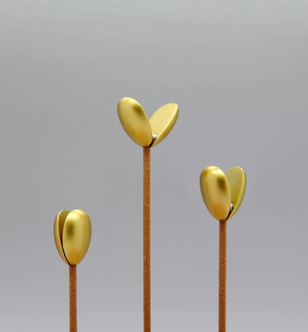 这个遥控器叫“挤粉刺”，按的时候就像我们在挤自己的青春痘