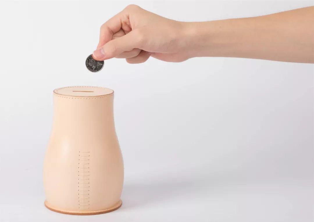 这个遥控器叫“挤粉刺”，按的时候就像我们在挤自己的青春痘