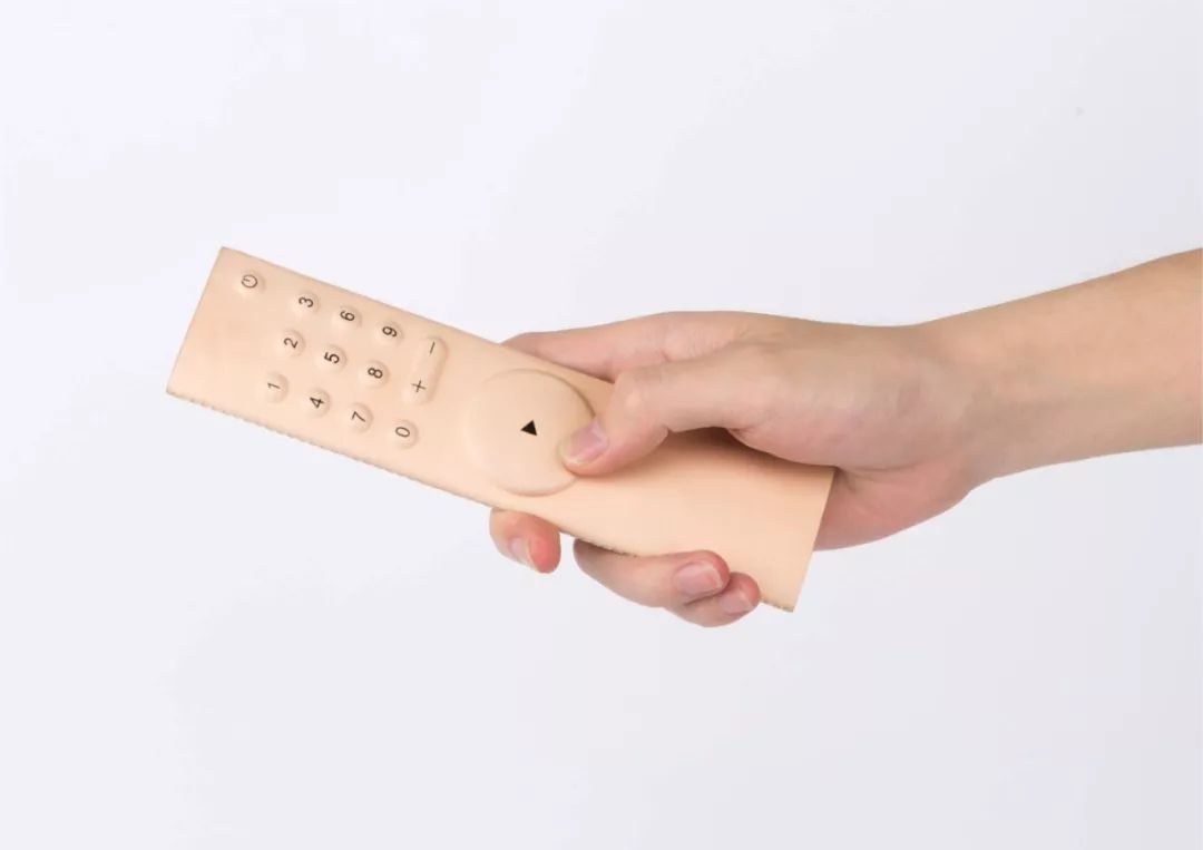这个遥控器叫“挤粉刺”，按的时候就像我们在挤自己的青春痘