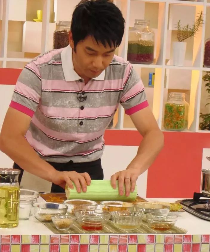 闲置自行车卖出10万天价,这个过气明星究竟多有钱?