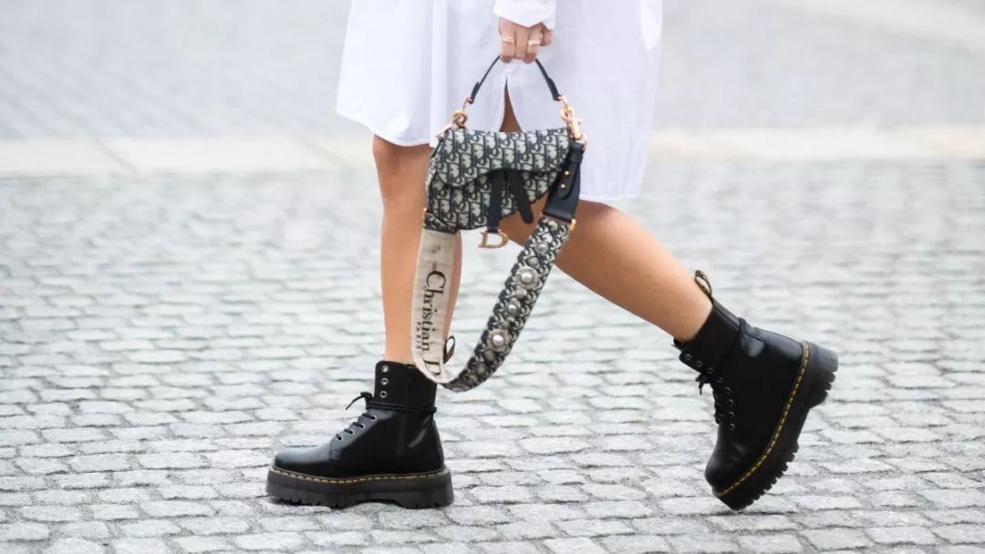 2020年最火的黑色马丁靴,2022年马丁靴还会流行吗