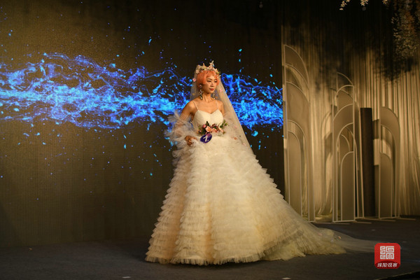 中式秀禾服和西式婚纱,中式秀禾服婚纱图片