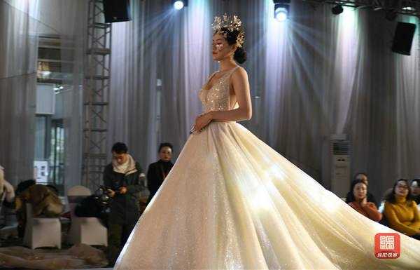 中式秀禾服和西式婚纱,中式秀禾服婚纱图片