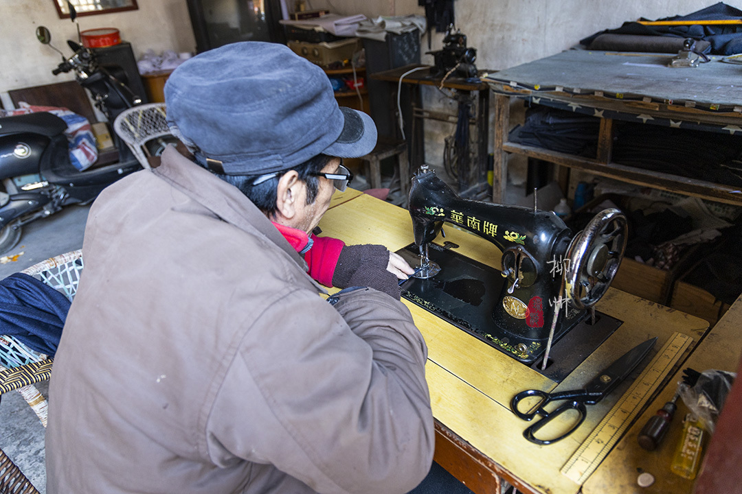 这个古镇好奇怪，门前放元宝，商号大门开洞，城隍爷与关二爷作伴