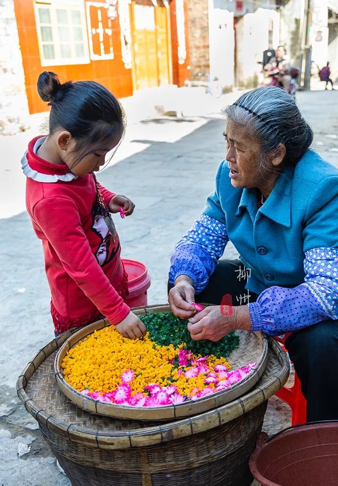 这个古镇好奇怪，门前放元宝，商号大门开洞，城隍爷与关二爷作伴