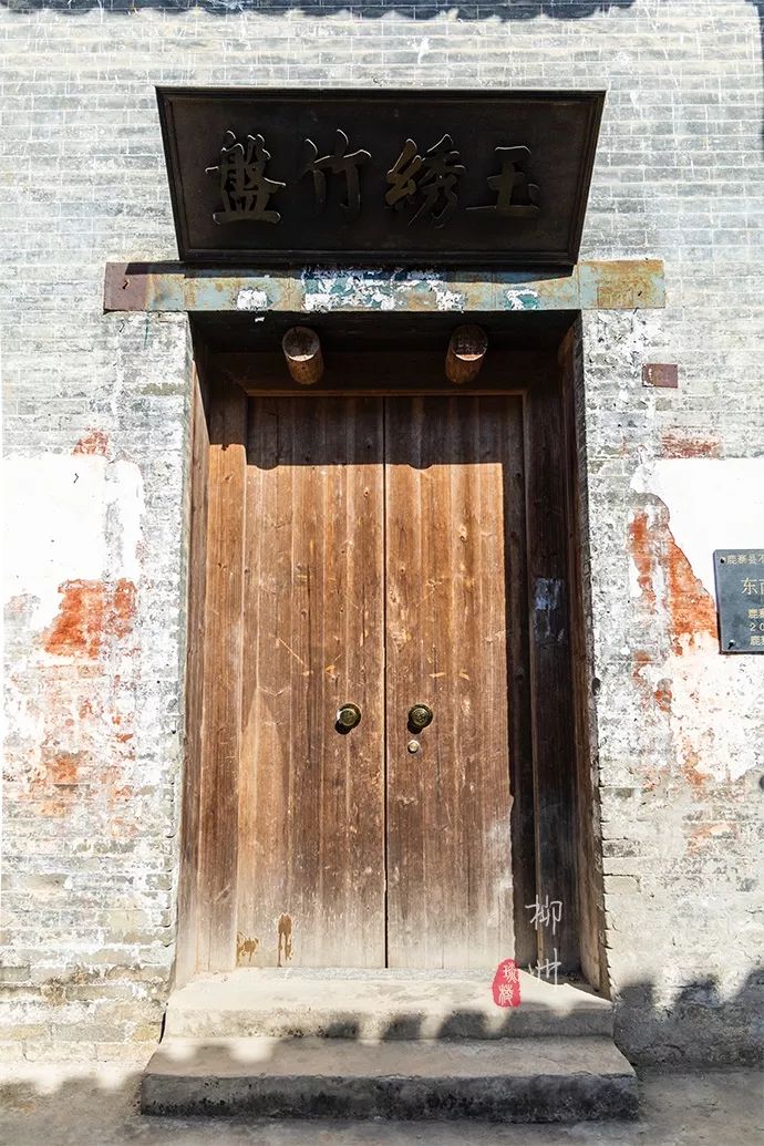 这个古镇好奇怪，门前放元宝，商号大门开洞，城隍爷与关二爷作伴