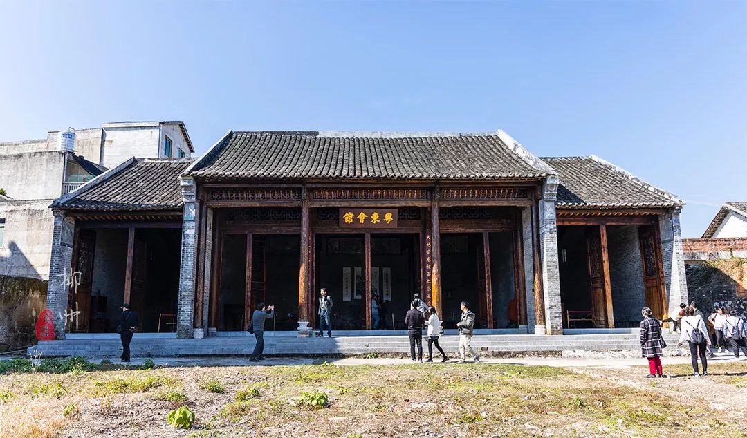 这个古镇好奇怪，门前放元宝，商号大门开洞，城隍爷与关二爷作伴