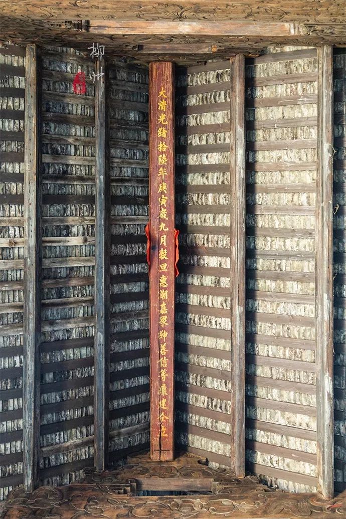 这个古镇好奇怪，门前放元宝，商号大门开洞，城隍爷与关二爷作伴