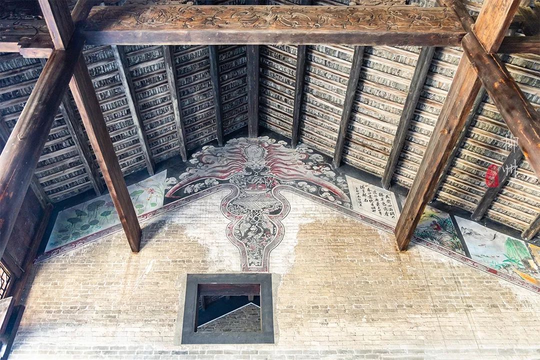 这个古镇好奇怪，门前放元宝，商号大门开洞，城隍爷与关二爷作伴