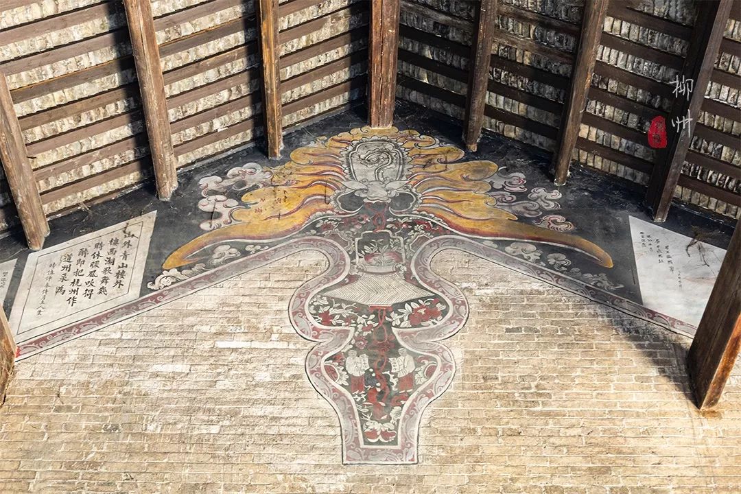 这个古镇好奇怪，门前放元宝，商号大门开洞，城隍爷与关二爷作伴