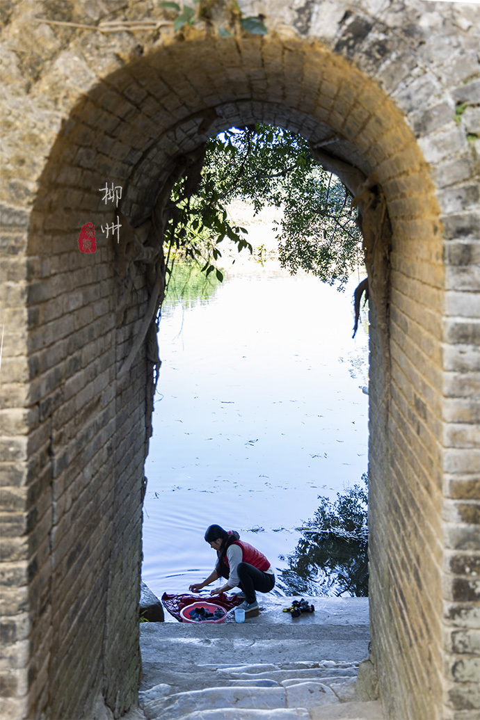 这个古镇好奇怪，门前放元宝，商号大门开洞，城隍爷与关二爷作伴