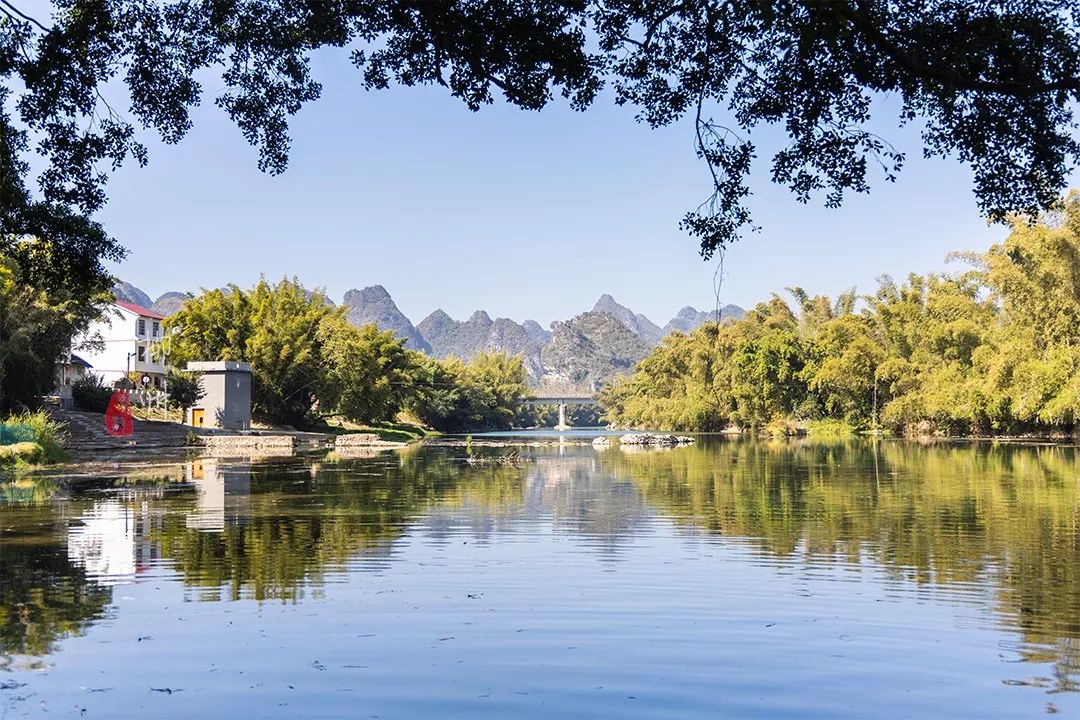 这个古镇好奇怪，门前放元宝，商号大门开洞，城隍爷与关二爷作伴