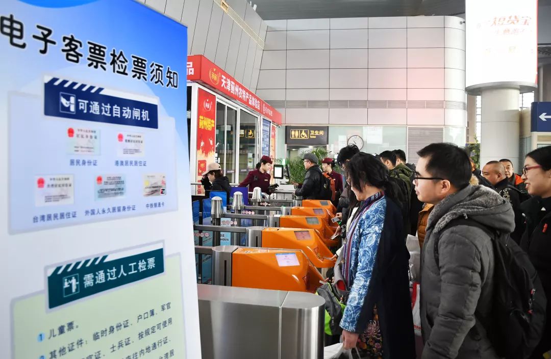 12306延长网上售票时间，昆铁警方守护春运安全有序