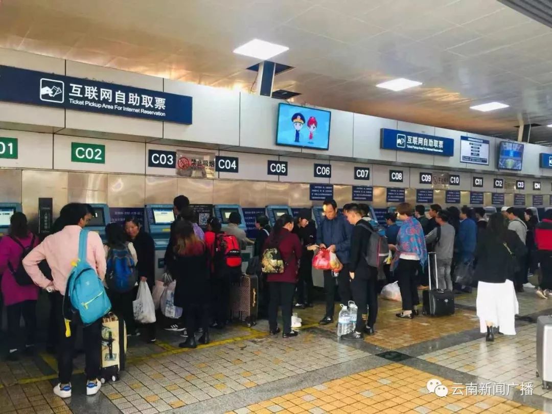 12306延长网上售票时间，昆铁警方守护春运安全有序