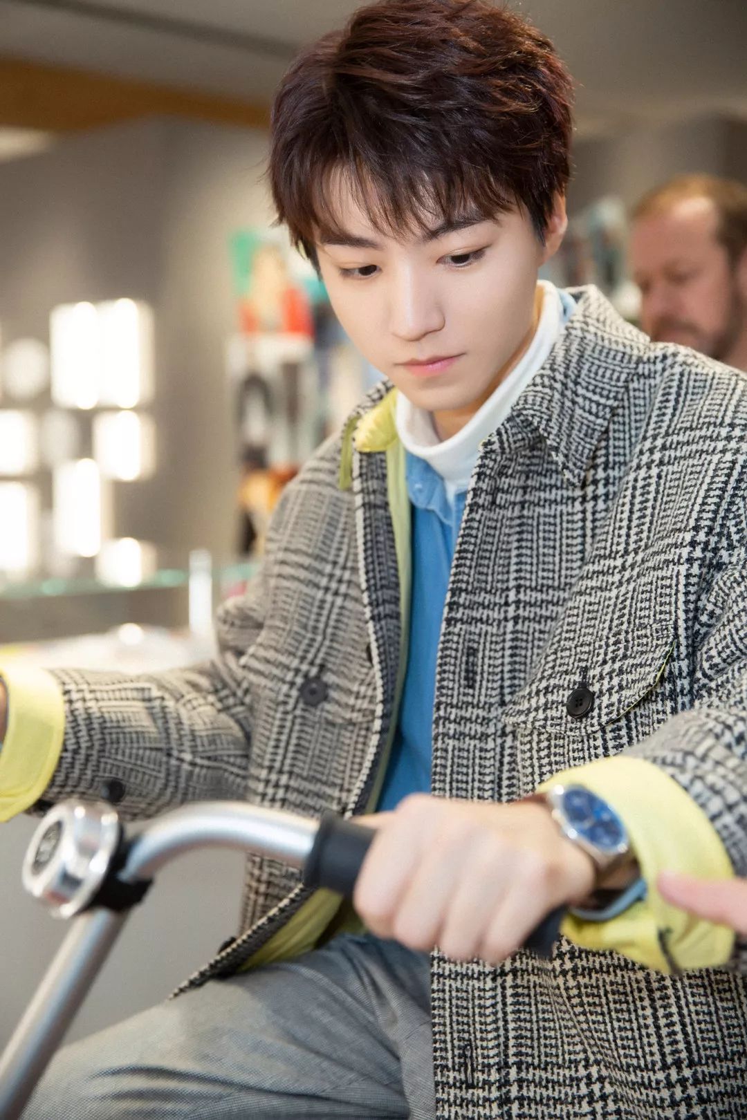 王俊凯的代言色究竟是哪种“蓝”？