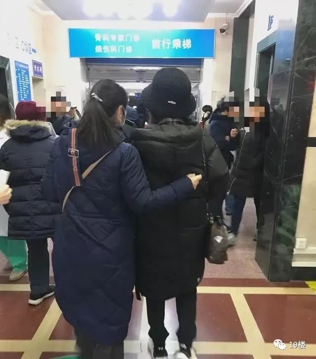 女子拔火罐胳膊烧伤,女明星拔火罐疼得要哭