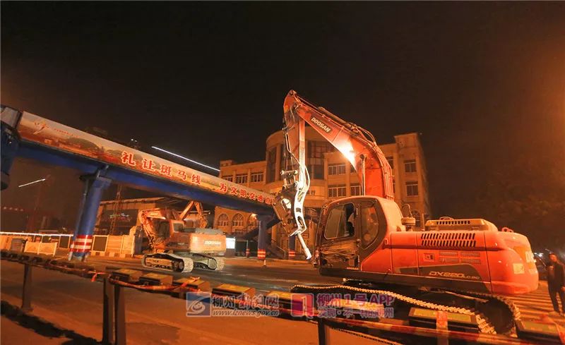 再见了！今天，飞鹅路汽车南站人行天桥被拆，这些旧照还记得吗？