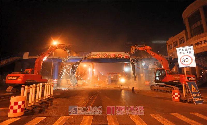 再见了！今天，飞鹅路汽车南站人行天桥被拆，这些旧照还记得吗？