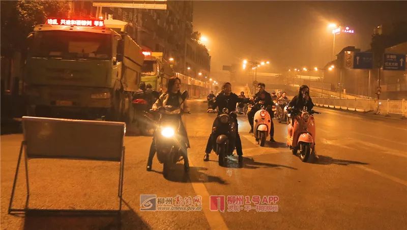 再见了！今天，飞鹅路汽车南站人行天桥被拆，这些旧照还记得吗？